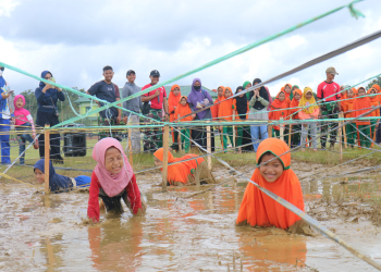 Siswa SDIT Insan Mulia Putussibau saat mengikuti kegiatan outbound di Yonif Walet Sakti