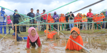 Siswa SDIT Insan Mulia Putussibau saat mengikuti kegiatan outbound di Yonif Walet Sakti