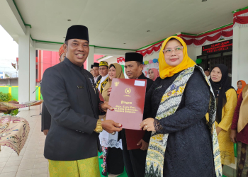 Syahrul Kepala Kemenag Kapuas Hulu saat memberikan penghargaan Satya Lencana Karya kepada ASN di Lingkup Kemenag Kapuas Hulu