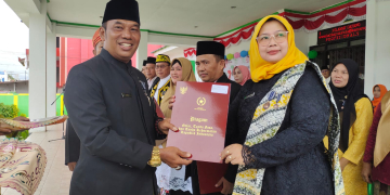 Syahrul Kepala Kemenag Kapuas Hulu saat memberikan penghargaan Satya Lencana Karya kepada ASN di Lingkup Kemenag Kapuas Hulu