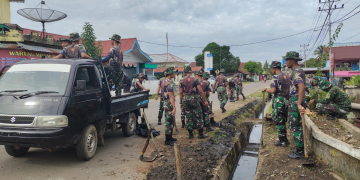 TNI Batalyon Raider Khusus 644 Walet Sakti saat melakukan kegiatan karya bhakti
