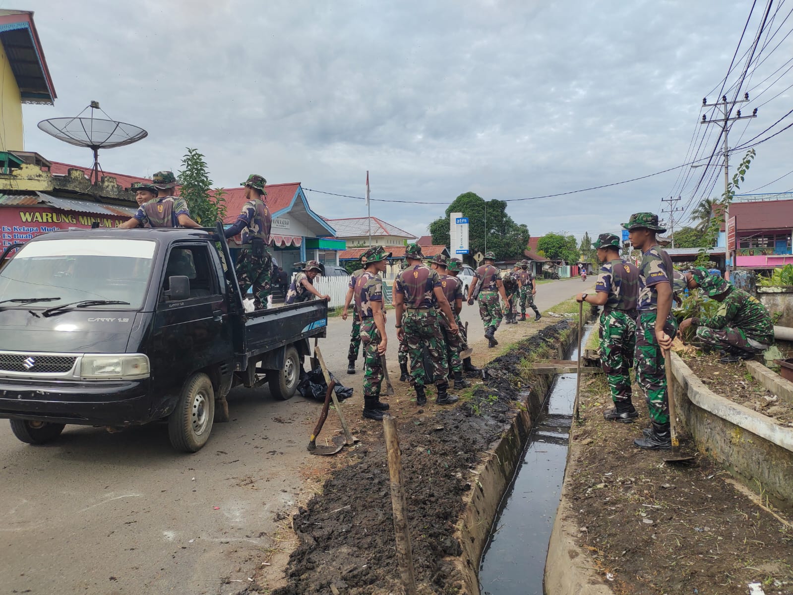 TNI Batalyon Raider Khusus 644 Walet Sakti saat melakukan kegiatan karya bhakti