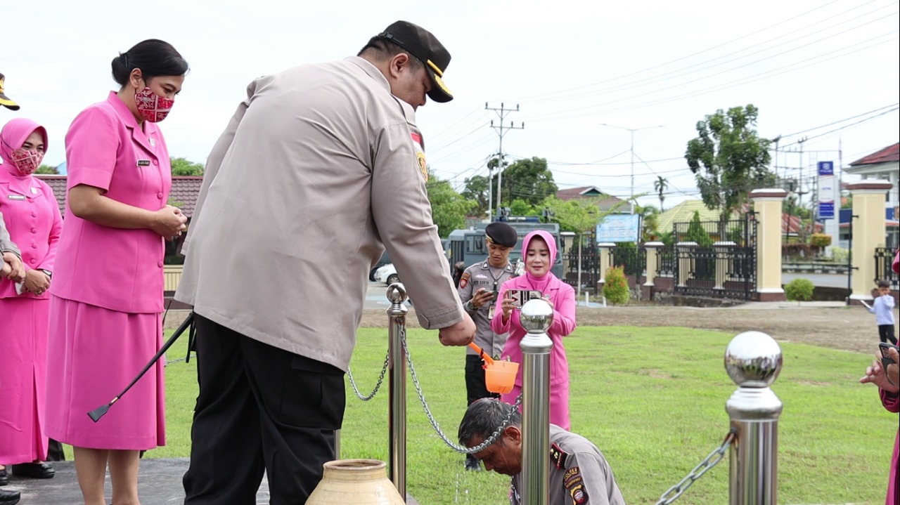 Upacara kenaikan pangkat anggota Polres Kapuas Hulu yang dipimpin langsung oleh Kapolres Kapuas Hulu