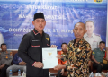 Wakil Bupati Kapuas Hulu Wahyudi Hidayat saat menyerahkan sertifikat tanah kepada warga Selimbau