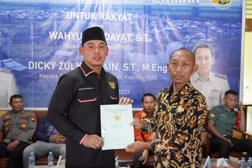 Wakil Bupati Kapuas Hulu Wahyudi Hidayat saat menyerahkan sertifikat tanah kepada warga Selimbau
