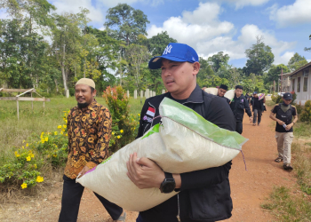 Wakil Bupati Kapuas Hulu saat menyalurkan beras untuk anak yatim dan penghafal Al-Quran