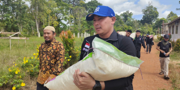 Wakil Bupati Kapuas Hulu saat menyalurkan beras untuk anak yatim dan penghafal Al-Quran