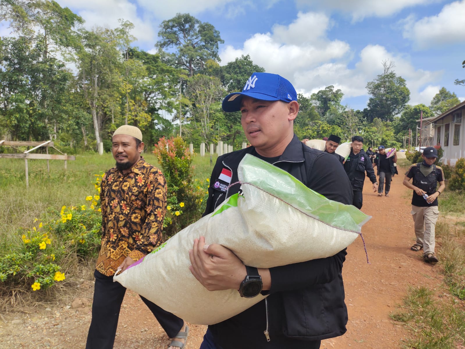 Wakil Bupati Kapuas Hulu saat menyalurkan beras untuk anak yatim dan penghafal Al-Quran