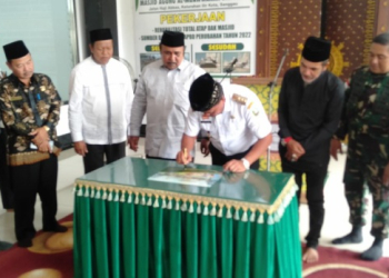 Foto----Bupati Sanggau, Paolus Hadi didampingi Kapolres Sanggau, AKBP Suparno Agus Candra Kusumah, Dandim Sanggau, Letkol Bayu Yudha Pratama, Ketua Pengurus Masjid Agung, Gusti Zulaminis, Pangeran Ratu Surya Negara, Gusti Arman, Pengurus Yayasan, Haji Munawwar, serta tokoh agama, menandatangani prasasti Masjid Agung Al-Muawwanah Sanggau, Rabu (01/02/2023)---Kiram Akbar 