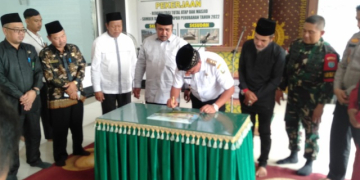 Foto----Bupati Sanggau, Paolus Hadi didampingi Kapolres Sanggau, AKBP Suparno Agus Candra Kusumah, Dandim Sanggau, Letkol Bayu Yudha Pratama, Ketua Pengurus Masjid Agung, Gusti Zulaminis, Pangeran Ratu Surya Negara, Gusti Arman, Pengurus Yayasan, Haji Munawwar, serta tokoh agama, menandatangani prasasti Masjid Agung Al-Muawwanah Sanggau, Rabu (01/02/2023)---Kiram Akbar 