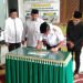 Foto----Bupati Sanggau, Paolus Hadi didampingi Kapolres Sanggau, AKBP Suparno Agus Candra Kusumah, Dandim Sanggau, Letkol Bayu Yudha Pratama, Ketua Pengurus Masjid Agung, Gusti Zulaminis, Pangeran Ratu Surya Negara, Gusti Arman, Pengurus Yayasan, Haji Munawwar, serta tokoh agama, menandatangani prasasti Masjid Agung Al-Muawwanah Sanggau, Rabu (01/02/2023)---Kiram Akbar