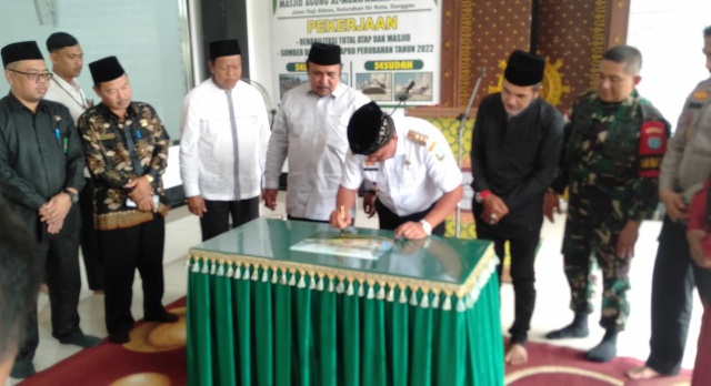 Foto----Bupati Sanggau, Paolus Hadi didampingi Kapolres Sanggau, AKBP Suparno Agus Candra Kusumah, Dandim Sanggau, Letkol Bayu Yudha Pratama, Ketua Pengurus Masjid Agung, Gusti Zulaminis, Pangeran Ratu Surya Negara, Gusti Arman, Pengurus Yayasan, Haji Munawwar, serta tokoh agama, menandatangani prasasti Masjid Agung Al-Muawwanah Sanggau, Rabu (01/02/2023)---Kiram Akbar 