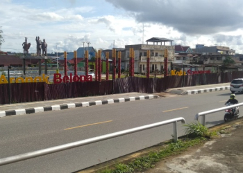 Foto---Kondisi alun-alun Kota Sanggau, Aronk Belova yang masih dipagar, Rabu (01/02/3023)—Kiram Akbar