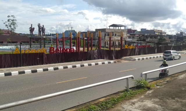 Foto---Kondisi alun-alun Kota Sanggau, Aronk Belova yang masih dipagar, Rabu (01/02/3023)—Kiram Akbar