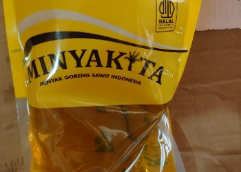 Foto--Minyak Goreng merek Minyak Kita yang merupakan program Minyak Goreng Rakyat