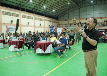 Foto---Wakil Bupati Sanggau, Yohanes Ontot ketika membuka turnamen voli dan tenis meja di GOR Bujang Malaka, Selasa (07/02/2023) malam—ist