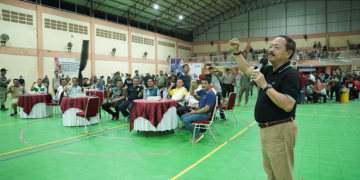 Foto---Wakil Bupati Sanggau, Yohanes Ontot ketika membuka turnamen voli dan tenis meja di GOR Bujang Malaka, Selasa (07/02/2023) malam—ist