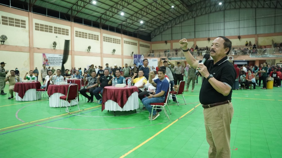 Foto---Wakil Bupati Sanggau, Yohanes Ontot ketika membuka turnamen voli dan tenis meja di GOR Bujang Malaka, Selasa (07/02/2023) malam—ist