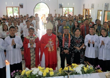 Foto---Foto bersama Bupati Sanggau, Paolus Hadi, Uskup Sanggau, Mgr. Valentinus Saeng usai peresmian Gereja Katolik Santo Robertus Stasi Sanjan Kunut Paroki Kristus Raja Sosok, Keuskupan Sanggau, Minggu (12/02/2023)--Ist