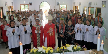 Foto---Foto bersama Bupati Sanggau, Paolus Hadi, Uskup Sanggau, Mgr. Valentinus Saeng usai peresmian Gereja Katolik Santo Robertus Stasi Sanjan Kunut Paroki Kristus Raja Sosok, Keuskupan Sanggau, Minggu (12/02/2023)--Ist