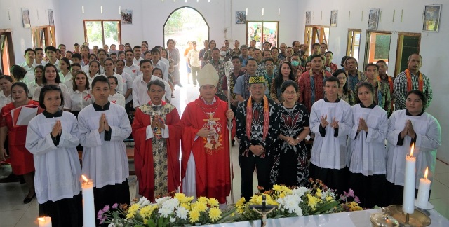 Foto---Foto bersama Bupati Sanggau, Paolus Hadi, Uskup Sanggau, Mgr. Valentinus Saeng usai peresmian  Gereja Katolik Santo Robertus Stasi Sanjan Kunut Paroki Kristus Raja Sosok, Keuskupan Sanggau, Minggu (12/02/2023)--Ist