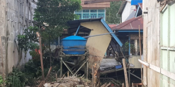 Foto--Kondisi bangunan pasar di Parindu yang ambruk dan tak layak digunakan--ist