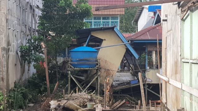 Foto--Kondisi bangunan pasar di Parindu yang ambruk dan tak layak digunakan--ist