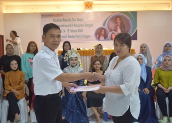 Kadisporapar Sangau, L. Toto Martono menyerahkan sertifikat pada peserta pelatihan rias wajah, Rabu (15/02/2023) di Hotel Garden Palace-ist