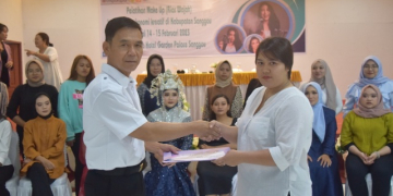Kadisporapar Sangau, L. Toto Martono menyerahkan sertifikat pada peserta pelatihan rias wajah, Rabu (15/02/2023) di Hotel Garden Palace-ist