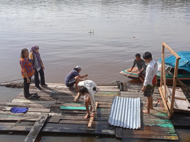 Foto--Warga Lingkungan Kantu' membongkar sendiri jamban mereka di Sungai, Kamis (16/02/2023)--ist