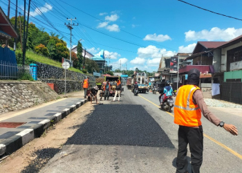 Foto--Petugas memperbaiki ruas jalan yang rusak di Kota Sanggau--ist