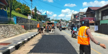 Foto--Petugas memperbaiki ruas jalan yang rusak di Kota Sanggau--ist