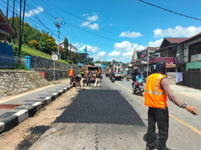 Foto--Petugas memperbaiki ruas jalan yang rusak di Kota Sanggau--ist