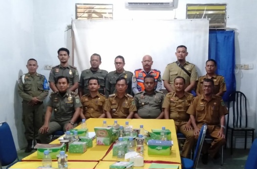 Foto--Foto bersama usai rapat gabungan antara Satpol PP, Disperindagkop, DPKAD, Dinas Lingkungan Hodupmdan Camat, membahas rencana penertiban PKL di dalam Kota Sanggau, Senin (20/02/2023) di aula Kantor Satpol PP Sanggau--Kiram 