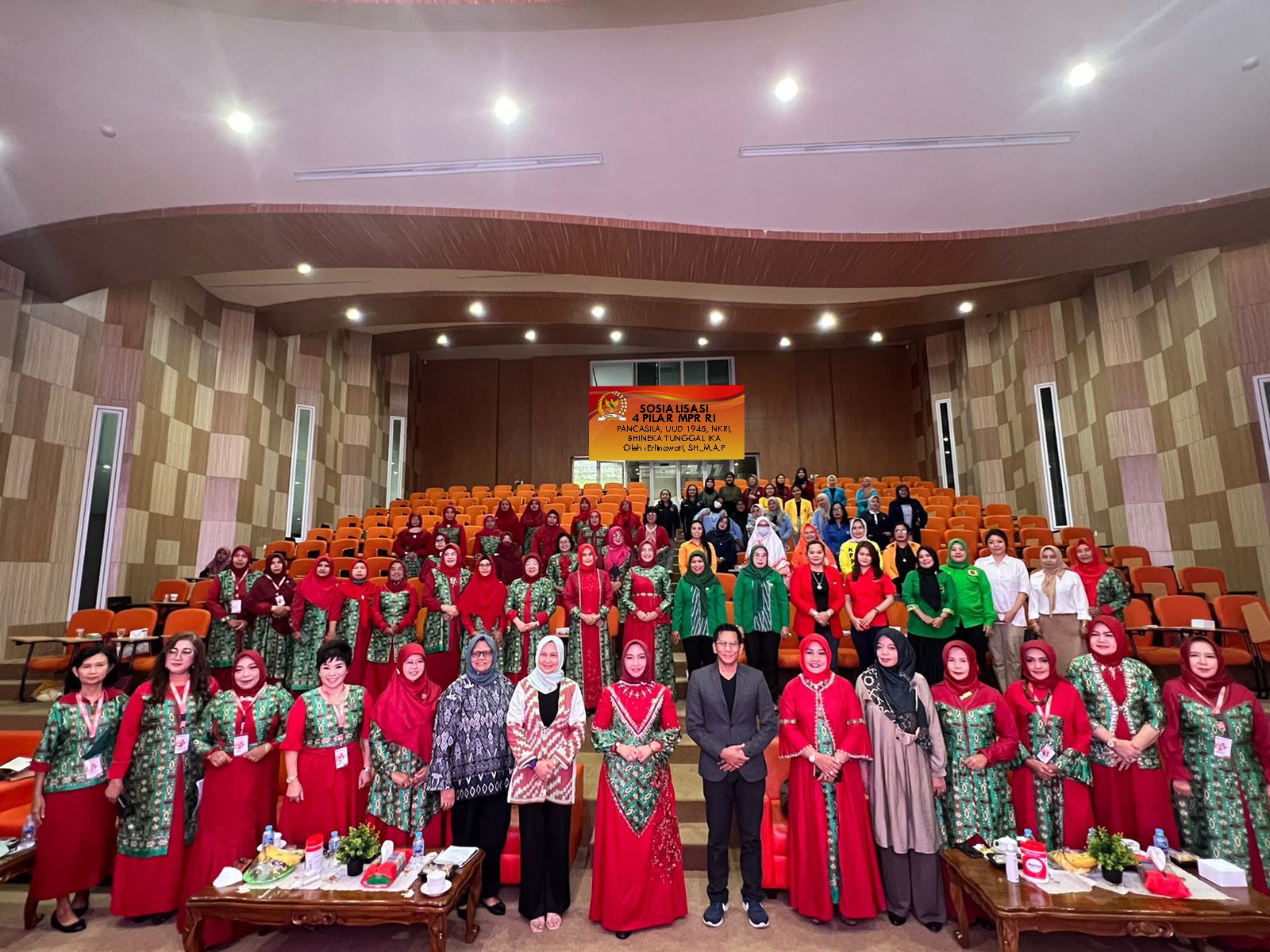 Anggota MPR RI Erlinawati SH. MAP saat melakukan sosialisasi empat pilar kebangsaan di gedung Konferensi Universitas Tanjungpura Kota Pontianak, Selasa (21/02/2023).   