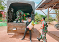 Paskas bersama TNI Kodim 1206 Putussibau menyalurkan beras bagi anak yatim penghafal Qur'an di Kapuas Hulu