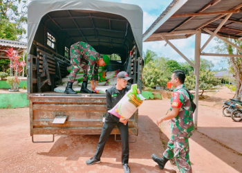 Paskas bersama TNI Kodim 1206 Putussibau menyalurkan beras bagi anak yatim penghafal Qur'an di Kapuas Hulu