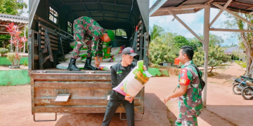 Paskas bersama TNI Kodim 1206 Putussibau menyalurkan beras bagi anak yatim penghafal Qur'an di Kapuas Hulu