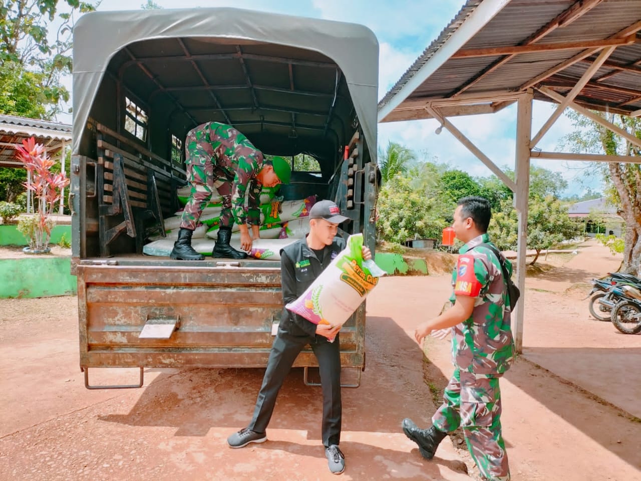 Paskas bersama TNI Kodim 1206 Putussibau menyalurkan beras bagi anak yatim penghafal Qur'an di Kapuas Hulu