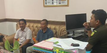 Foto--Tersangka BS bersama kuasa hukumnya, Munawwar Rahim di Kejaksaan Negeri Sanggau--ist