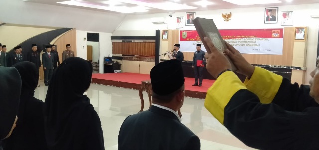 Foto--Wakil Bupati Sanggau, Yohanes Ontot mengambil sumpah janji kepada 81 pejabat yang dilantik, Jumat (03/03/2023) di aula Bapenda Sanggau---Kiram Akbar