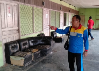 Foto----Asisten II Setda Sanggau, Paolus Usrin bersama Kabid Pasar Disperindagkop Sanggau, Andy Gustami meninjau langsung kondisi lantai II Pasar Pujasera Kota Sanggau, Jumat (10/03/2023)--Kiram Akbar