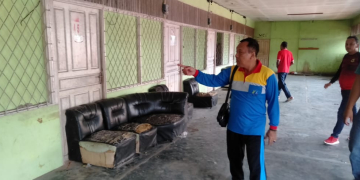 Foto----Asisten II Setda Sanggau, Paolus Usrin bersama Kabid Pasar Disperindagkop Sanggau, Andy Gustami meninjau langsung kondisi lantai II Pasar Pujasera Kota Sanggau, Jumat (10/03/2023)--Kiram Akbar