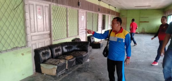 Foto----Asisten II Setda Sanggau, Paolus Usrin bersama Kabid Pasar Disperindagkop Sanggau, Andy Gustami meninjau langsung kondisi lantai II Pasar Pujasera Kota Sanggau, Jumat (10/03/2023)--Kiram Akbar 