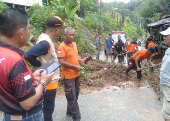 Tebing Longsor, Empat Rumah Warga Kelurahan Tanjung Sekayam Terdampak