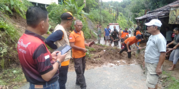 Tebing Longsor, Empat Rumah Warga Kelurahan Tanjung Sekayam Terdampak
