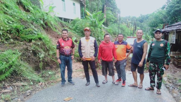 Foto---Kepala Dinas BMSDA Sanggau, John Hendri dan Sekretaris BPBD Kabupaten Sanggau, Budi Dharmawan meninjau lokasi longsor di Jalan Dr. Surono, Sabtu (11/03/2023)--Kiram Akbar