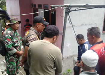Foto---Bupati Sanggau Paolus Hadi dan Sekretaris BPBD Sanggaum Budhi Dharmawan, perwakilan Dinas Bina Marga dan Sumber Daya Air, Dinas Cipta Karya meninjau langsung lokasi longsor, Minggu (12/03/2023)---Kiram Akbar