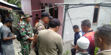 Foto---Bupati Sanggau Paolus Hadi dan Sekretaris BPBD Sanggaum Budhi Dharmawan, perwakilan Dinas Bina Marga dan Sumber Daya Air, Dinas Cipta Karya meninjau langsung lokasi longsor, Minggu (12/03/2023)---Kiram Akbar