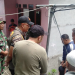 Foto---Bupati Sanggau Paolus Hadi dan Sekretaris BPBD Sanggaum Budhi Dharmawan, perwakilan Dinas Bina Marga dan Sumber Daya Air, Dinas Cipta Karya meninjau langsung lokasi longsor, Minggu (12/03/2023)---Kiram Akbar